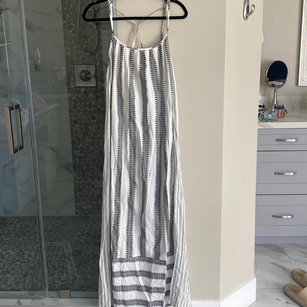 Love stitch size M/L maxi dress with super cute back. New with tags never worn.